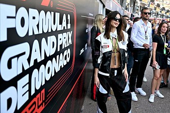 Emily Ratajkowski’s Busty Display: Teasing Fans with Her Sexy Curves at the F1 Grand Prix