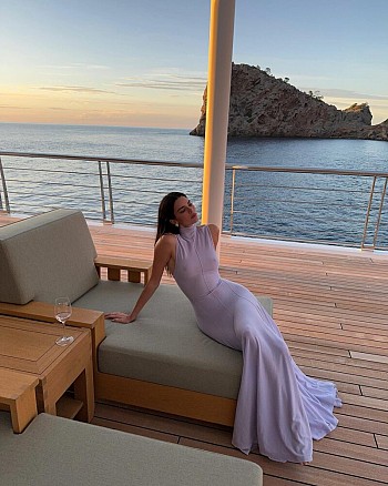 Kendall Jenner’s Steamy Yacht Adventure: Braless Beauty Sizzles in White