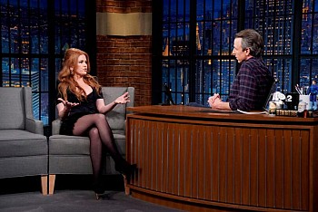 Isla Fisher’s Jaw-Dropping Late Night Appearance: Mesmerizing Cleavage and Big Breasts Steal the Show!