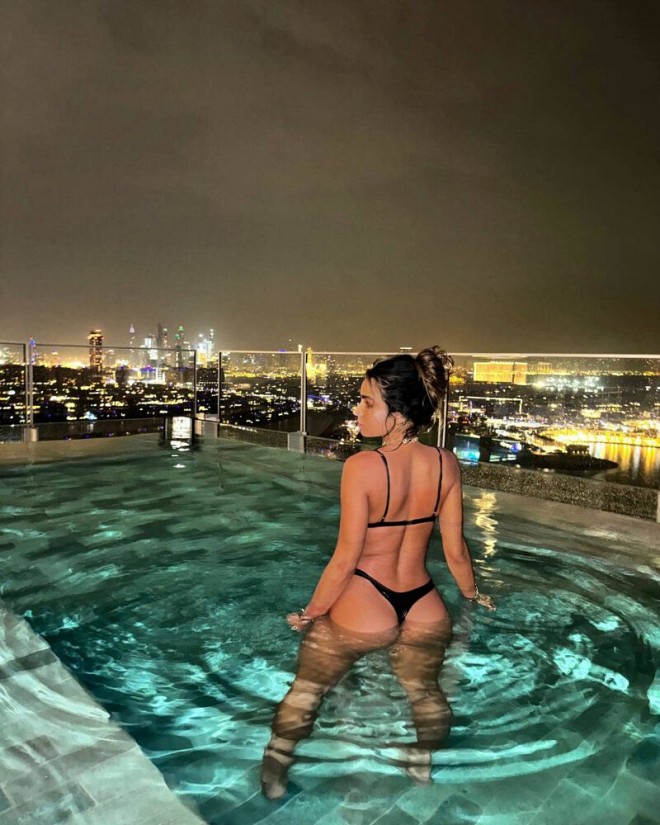 Sommer Ray Stuns in Thong Bikini, Flaunting Perfect Big Ass by the Pool