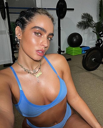 Provocative Perfection: Sommer Ray Flaunts Boobs and a Stunning Big Ass in Gym Shoot!