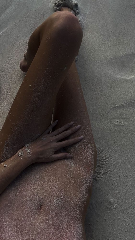 Elsa Hosk’s Topless Revelation: Spectacular Body Unveiled on the Beach!
