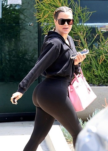 Khloe Kardashian Flaunts Her Jaw-Dropping Booty in Sizzling Black Leggings!