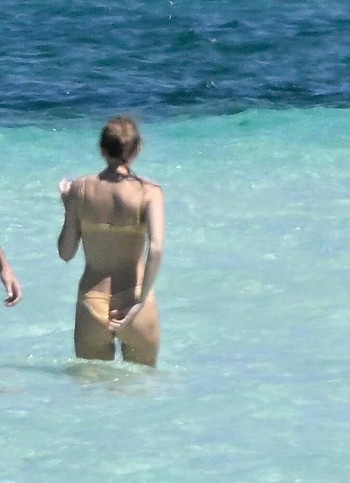Taylor Swift’s Sizzling Bikini Bod Takes the Bahamas by Storm!