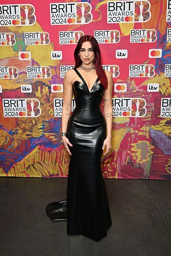 Experience the Heat: Dua Lipa’s Scorching Performance and Sexy Body at The BRIT Awards