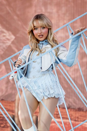 Sabrina Carpenter Stuns in Sexy Mini Skirt at Coachella! Hot Performance Alert!