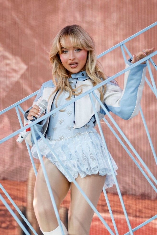 Sabrina Carpenter Stuns in Sexy Mini Skirt at Coachella! Hot Performance Alert!