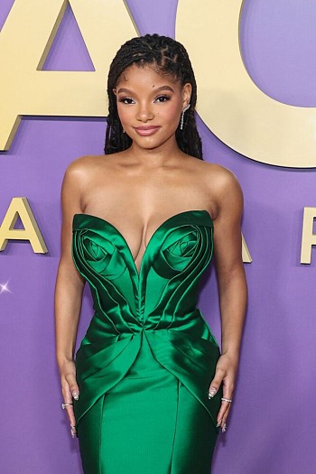Big Boobs Alert: Halle Bailey Wows in Low-Cut Gown, Showcasing Spectacular Cleavage at 55th NAACP Image Awards
