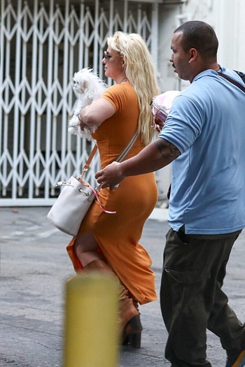 Scandalous Glamour: Britney’s Braless Boobs and Curvy Body Steal the Show at Chateau Marmont!