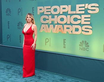 Sydney Sweeney Dazzles in Jaw-Dropping Red Dress, Revealing Stunning Big Breasts at 2024 People’s Choice Awards