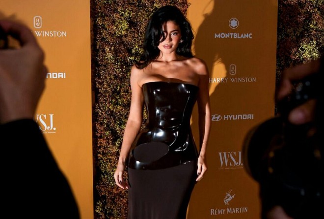 Dazzling Kylie Jenner Flaunts Her Boobs in a Sexy Strapless Dress at the Innovator Awards
